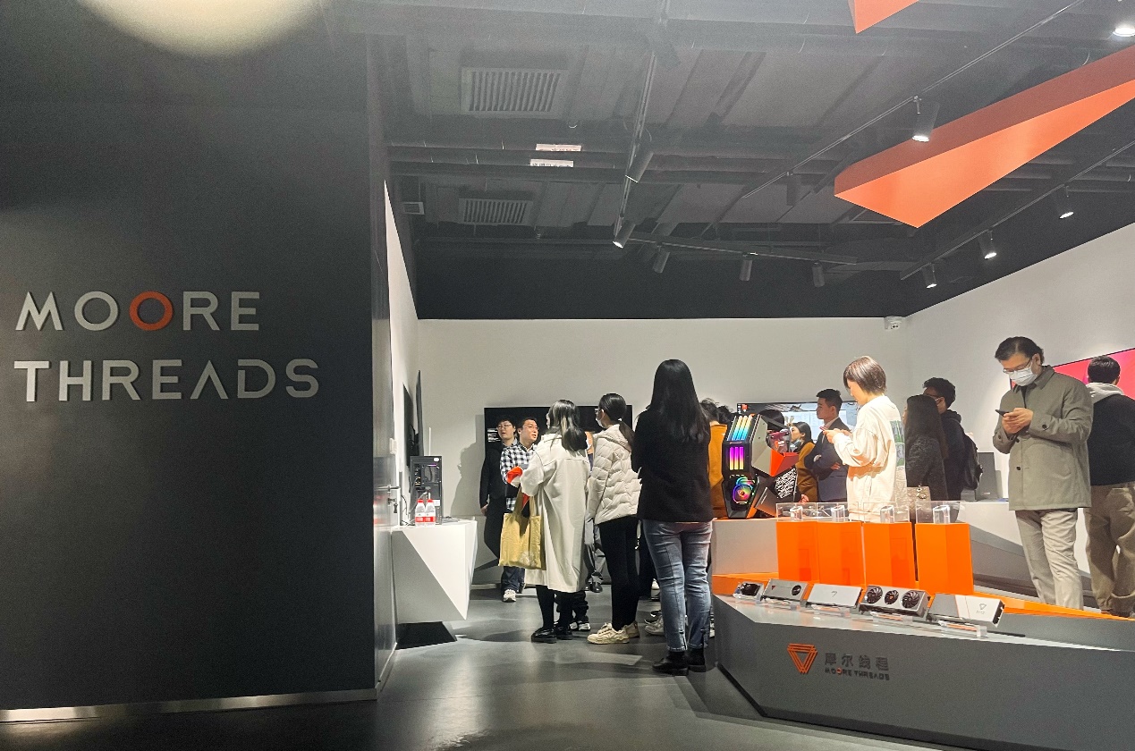 一群人站在台上中度可信度描述已自动生成 一群人站在台上中度可信度描述已自动生成