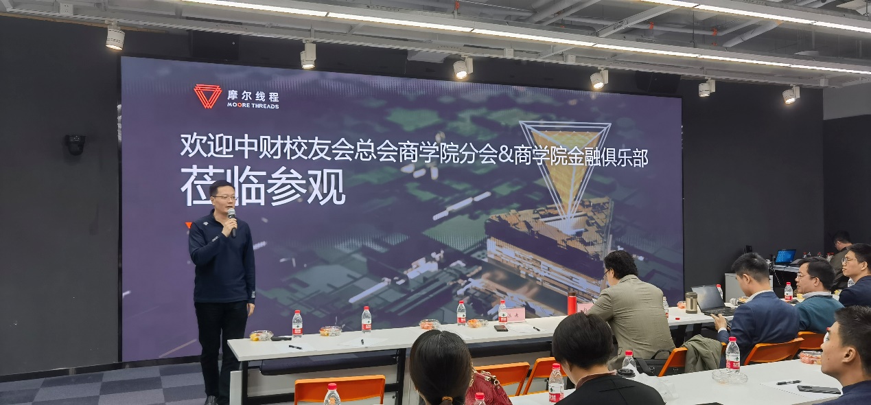 一群人站在台上中度可信度描述已自动生成 一群人站在台上中度可信度描述已自动生成